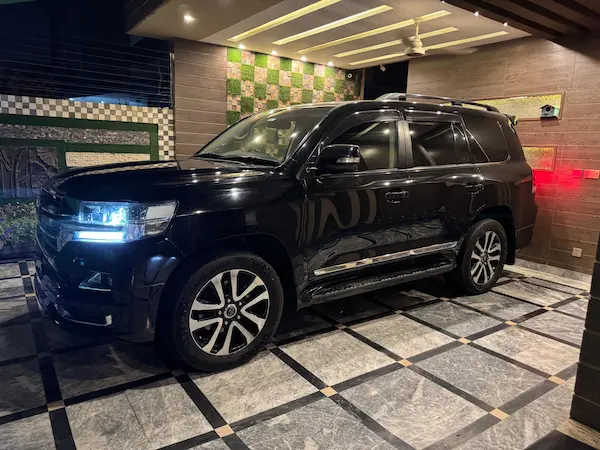 Land Cruiser V8 for rent in Lahore